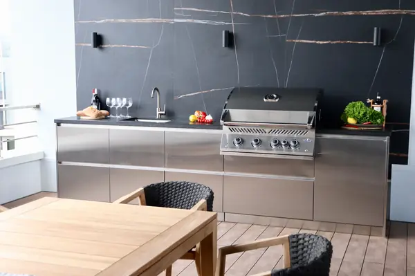 Зона барбекю на открытой террасе на крыше в Москве