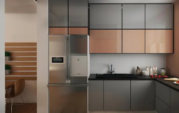 Аккуратный одноэтажный дом с деревянной отделкой на фасадах