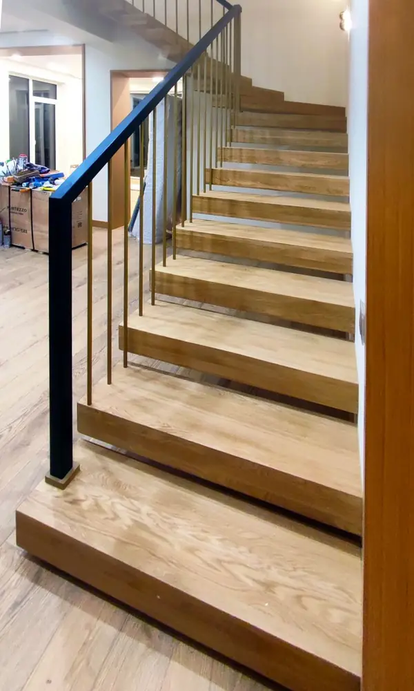 Дубовые ступени с лаком без тонировки