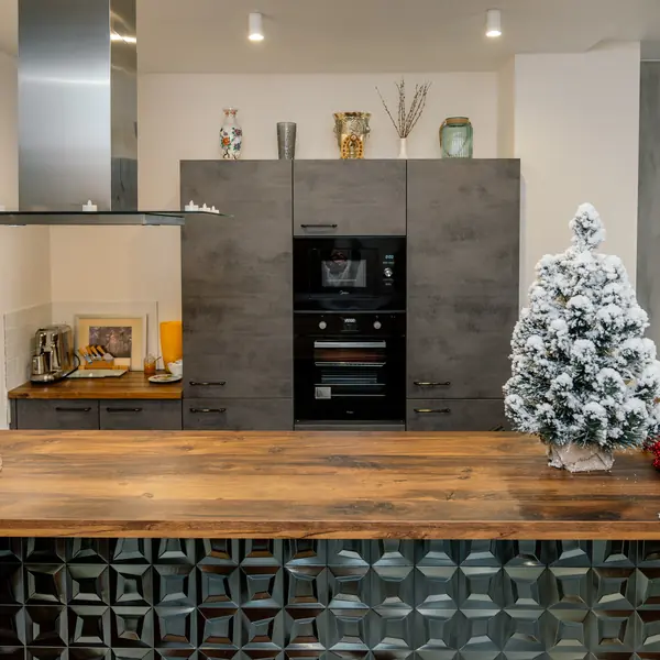 Кухня под бетон с оригинальной барной стойкой