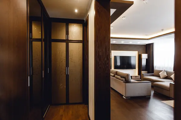 Современная квартира с мрамором на стенах