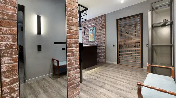 Квартира в Москве в стиле лофт, кухня, холл, санузел, кладовая. 2020 г.