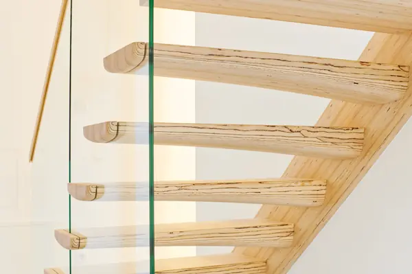 Консольная лестница из БауБухе со стеклянным ограждением