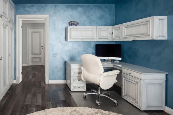 Квартира с гипсовым барельефом