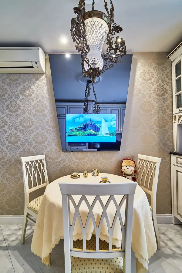 Дизайнерский встроенный телевизор на кухню