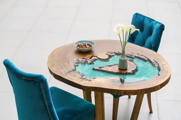 Стол из спила тополя с заливкой тиффани