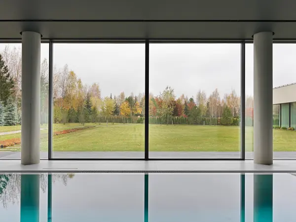 Дом из архитектурного бетона в поселке “Миллениум Парк”