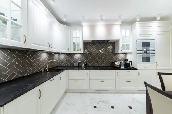 Большая светлая кухня