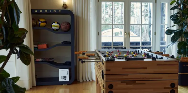 Специально изготовлены стеллажи с динамическими полками увеличенной вместительно