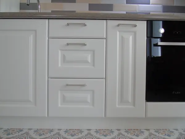 Белая кухня в квартире в Красногорске для заслуженного артиста России