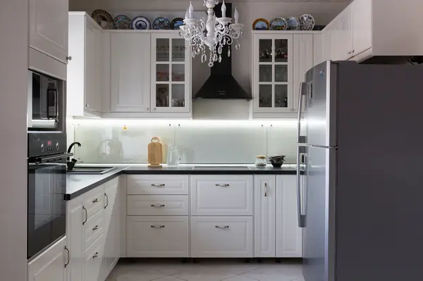 Классическая кухня-гостиная