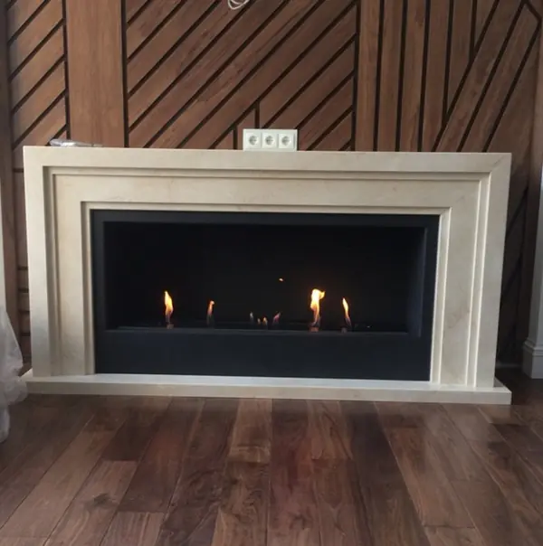 Биокамин встроенный в портал из мрамора .