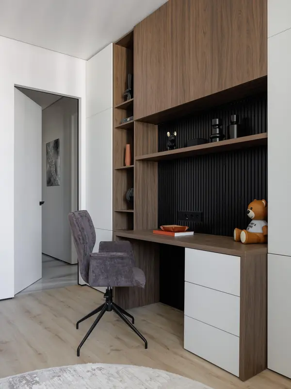 Дизайн современной квартиры с бордовыми акцентами в ЖК "Притяжение" - 146 м2