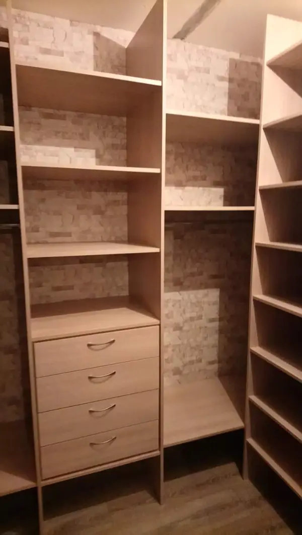 Встроенная гардеробная в нише общего коридора