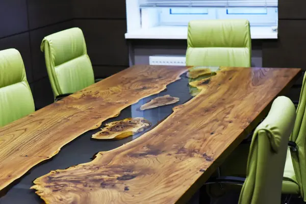 Стол в переговорную из карагача с голубой рекой