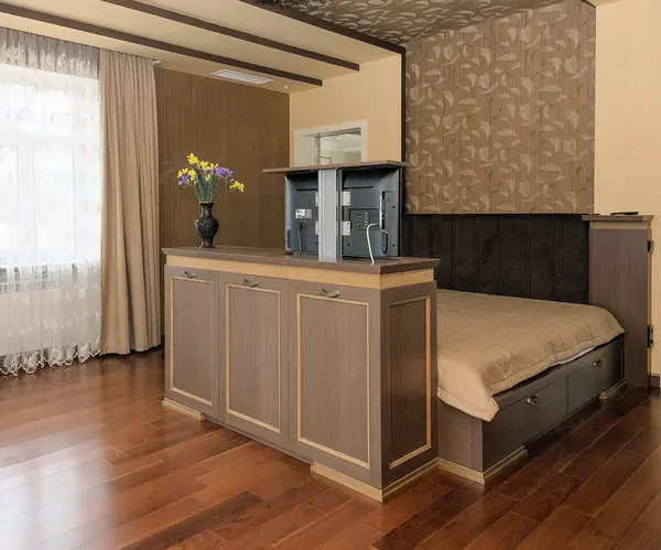 Мебель предметы интерьера в загородном доме.