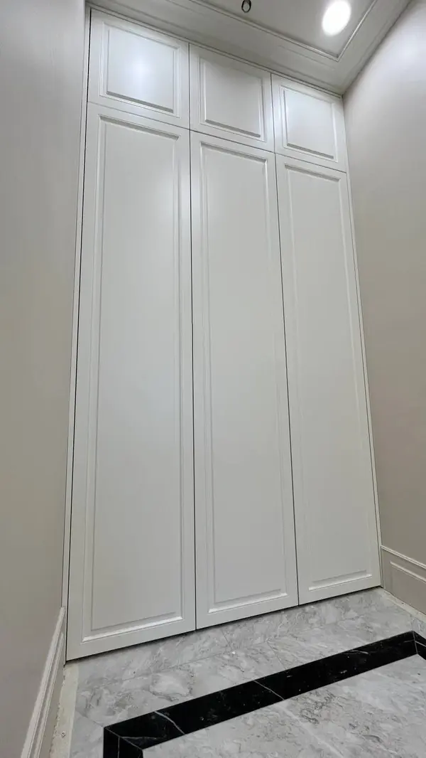 Встроенные распашные шкафы