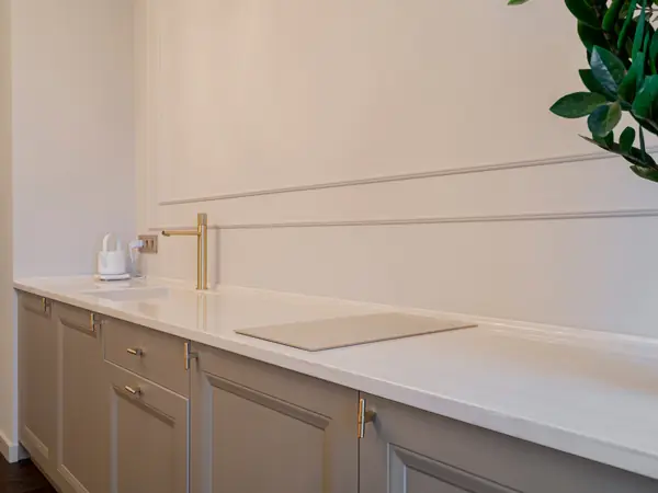 Меблировка квартиры: необычная кухня и гардеробная