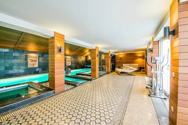 Дом с бассейном