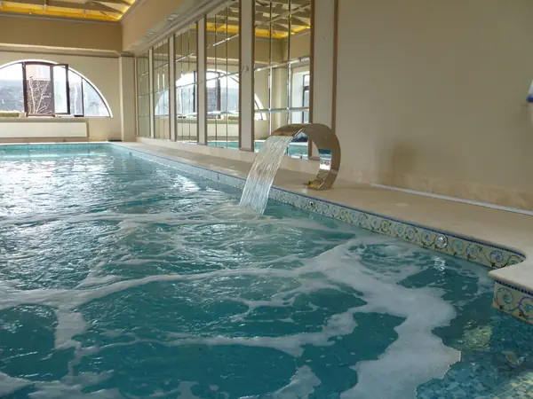 Водные аттракционы, массажные системы в бассейнах