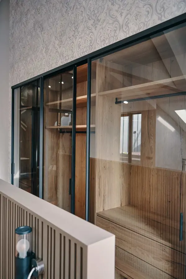 Шкаф-купе raumplus с тонированными дверьми в черном профиле S1200