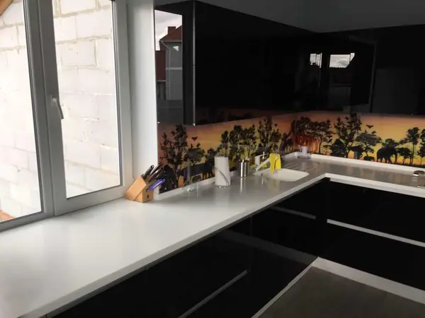 Черная Кухня из стекла1