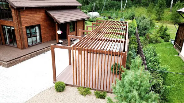 Терраса с бассейном и перголой