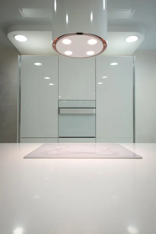 белая кухня без ручек с островом