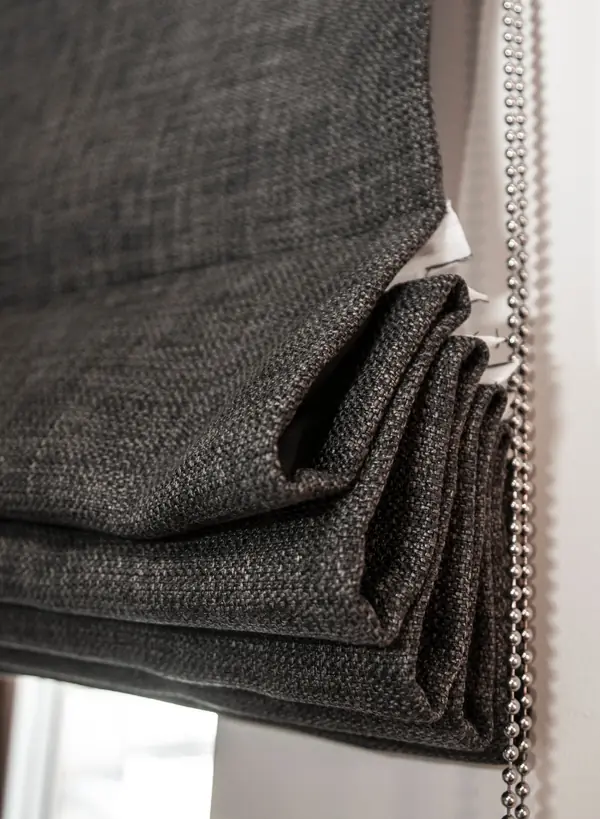 Комната подростка: красный в сером.