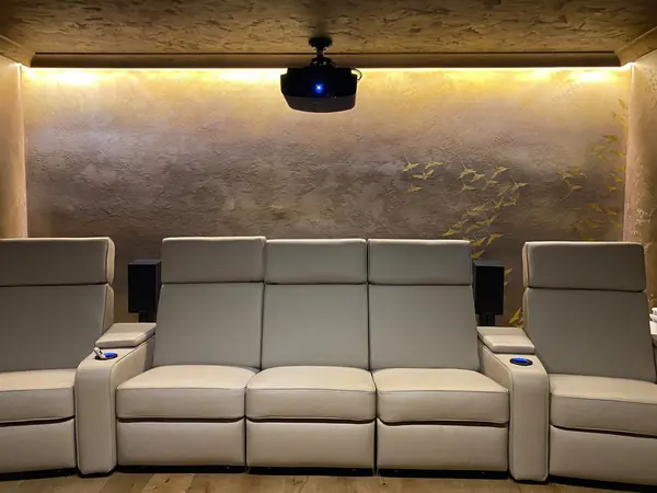 Приватный домашний кинотеатр в восточном стиле