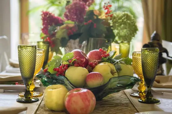 Осенняя сервировка стола в загородном доме