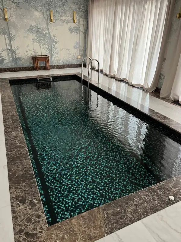 Бетонный бассейн в мозаики