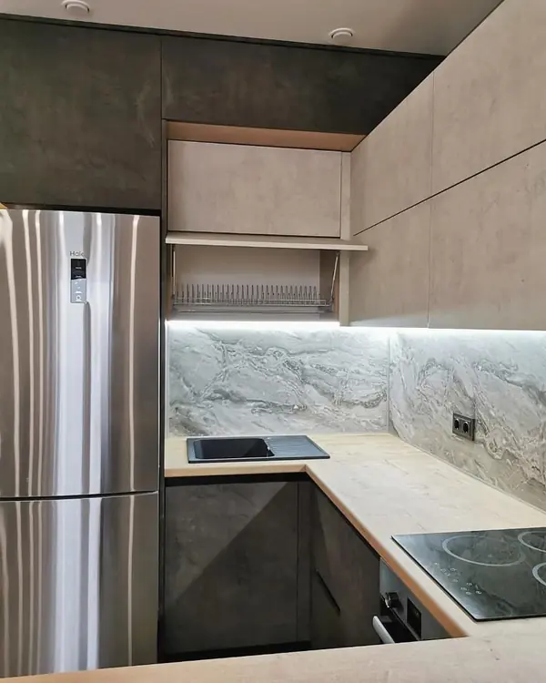 Угловая кухня белого молочного и темно-коричневого цвета с барной стойкой