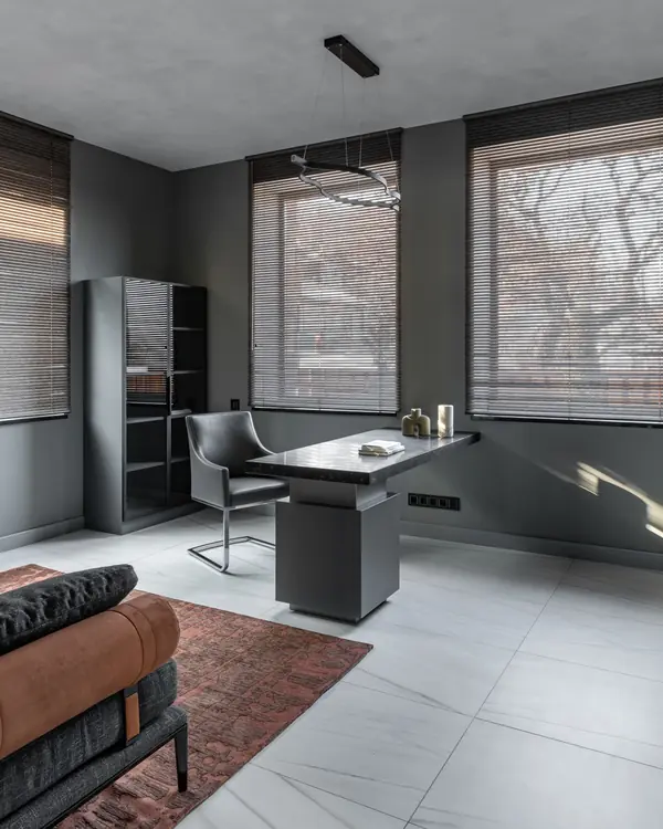 Камень внизу, дерево вверху.