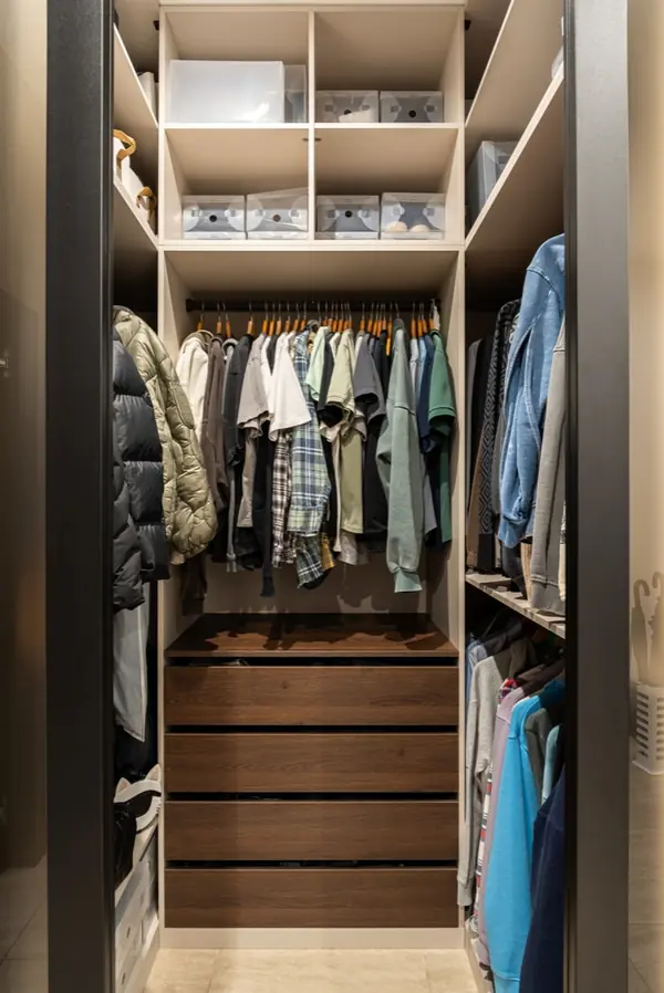 Городская квартира с продуманным дизайном и камином в ТВ тумбе