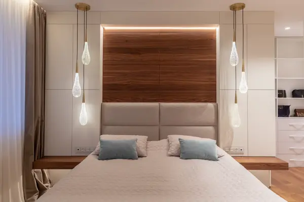 Освещение создает спокойную атмосферу в спальне