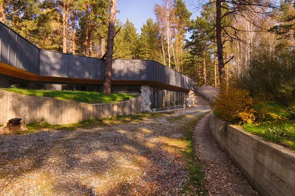 дом встроен в холм