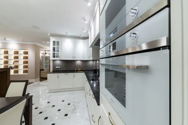 Светлая кухня