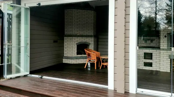 Остекленная беседка с печью и камином