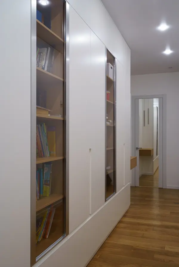 Длинный шкаф для длинного коридора