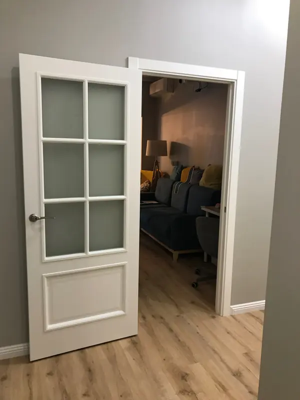 Вид на гостиную из коридора