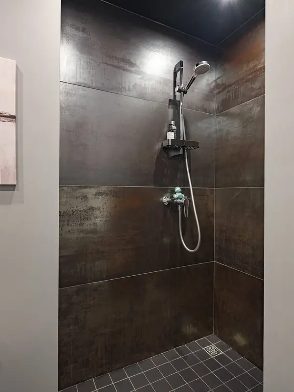 Квартира-студия с черным потолком в стиле лофт