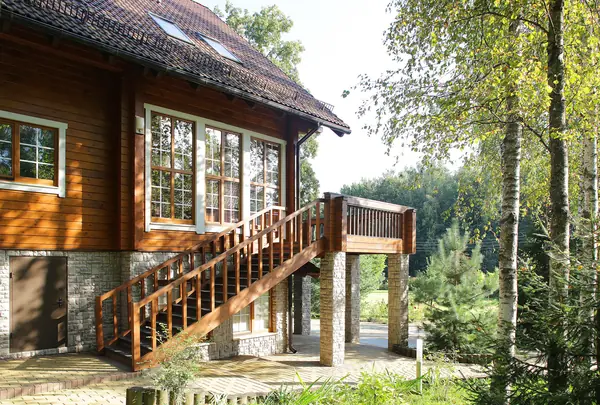 Дом из клееного бруса с цокольным этажом и американской террасой