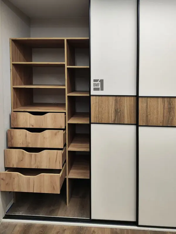 Шкаф-купе в современном стиле в спальню