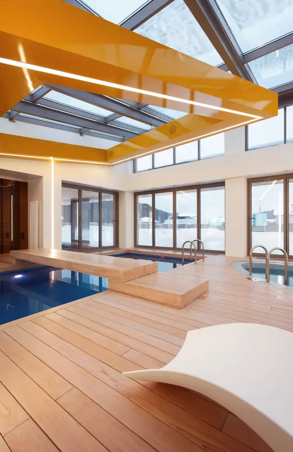 здание и интерьер бассейна на Новой Риге