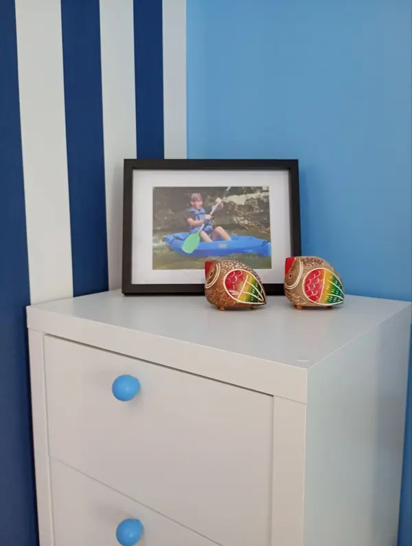 Une chambre aux couleurs vives pour un adolescent qui aime la couleur