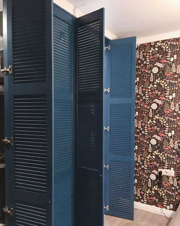 Синие двери для гардеробной и санузла