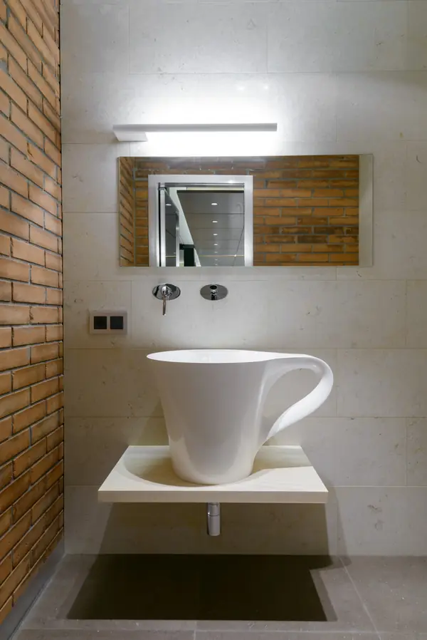 Гостевая ванная комната на первом этаже