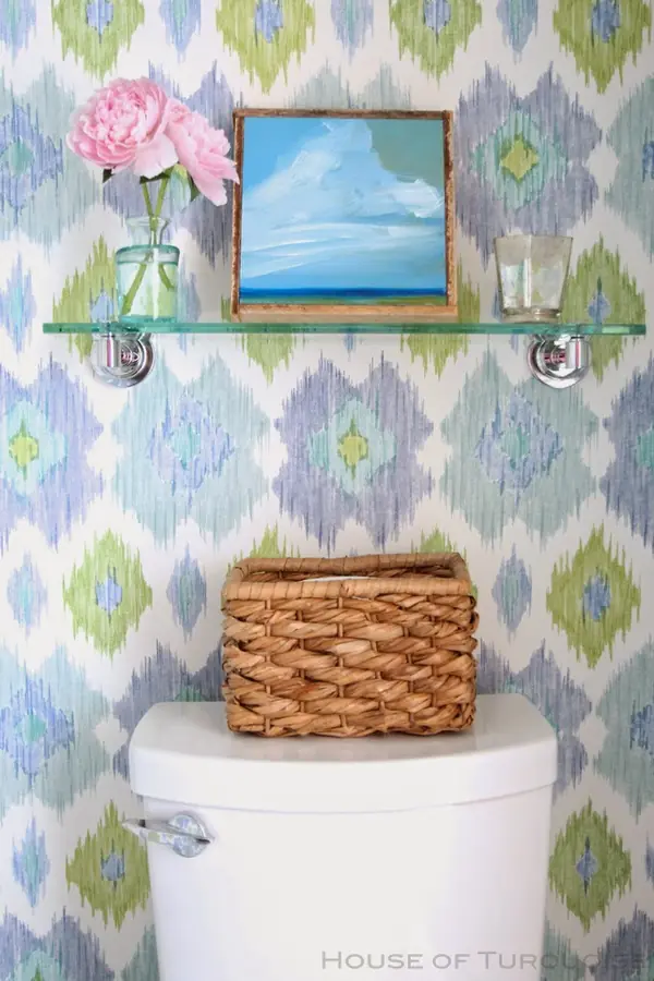 Ванная с обоями Thibaut