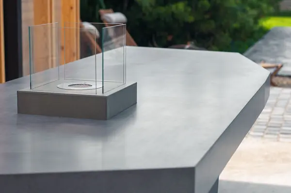 Стол из бетона на террасе